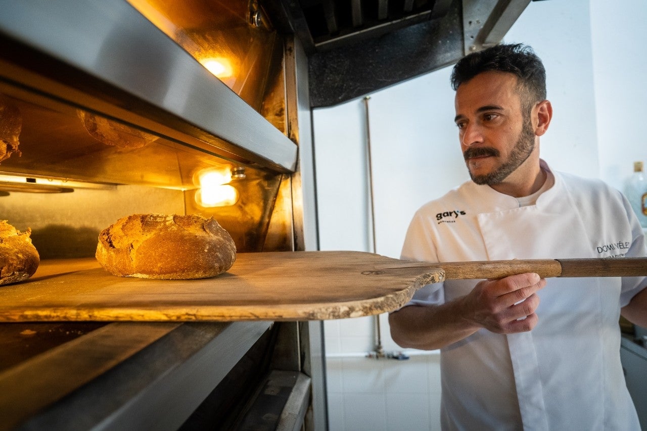 Su horno de aire emplea una técnica de cocción que se parece a la de los hornos de piedra.