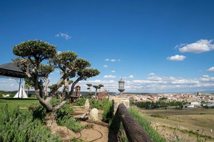 Alba de Tormes se ve desde este balcón natural en el que está asentado el local.