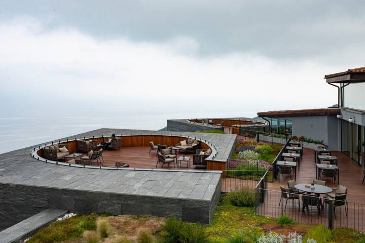 Las terrazas con forma de platillo volante del hotel restaurante en el Monte Igueldo.