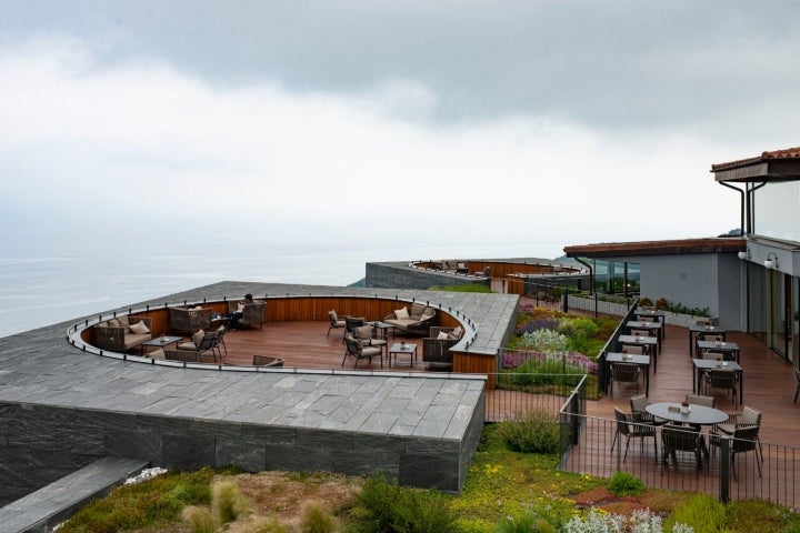 Las terrazas con forma de platillo volante del hotel restaurante en el Monte Igueldo.