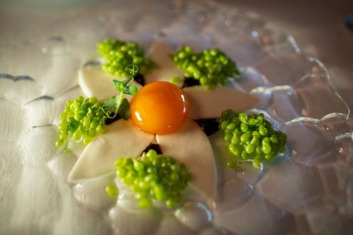 Flor compuesta por los primeros guisantes lágrima, huevo y remolacha, del restaurante 'Akelarre' (Donosti), 3 Soles Guía Repsol.