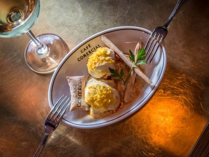 Huevos rellenos - Café Comercial