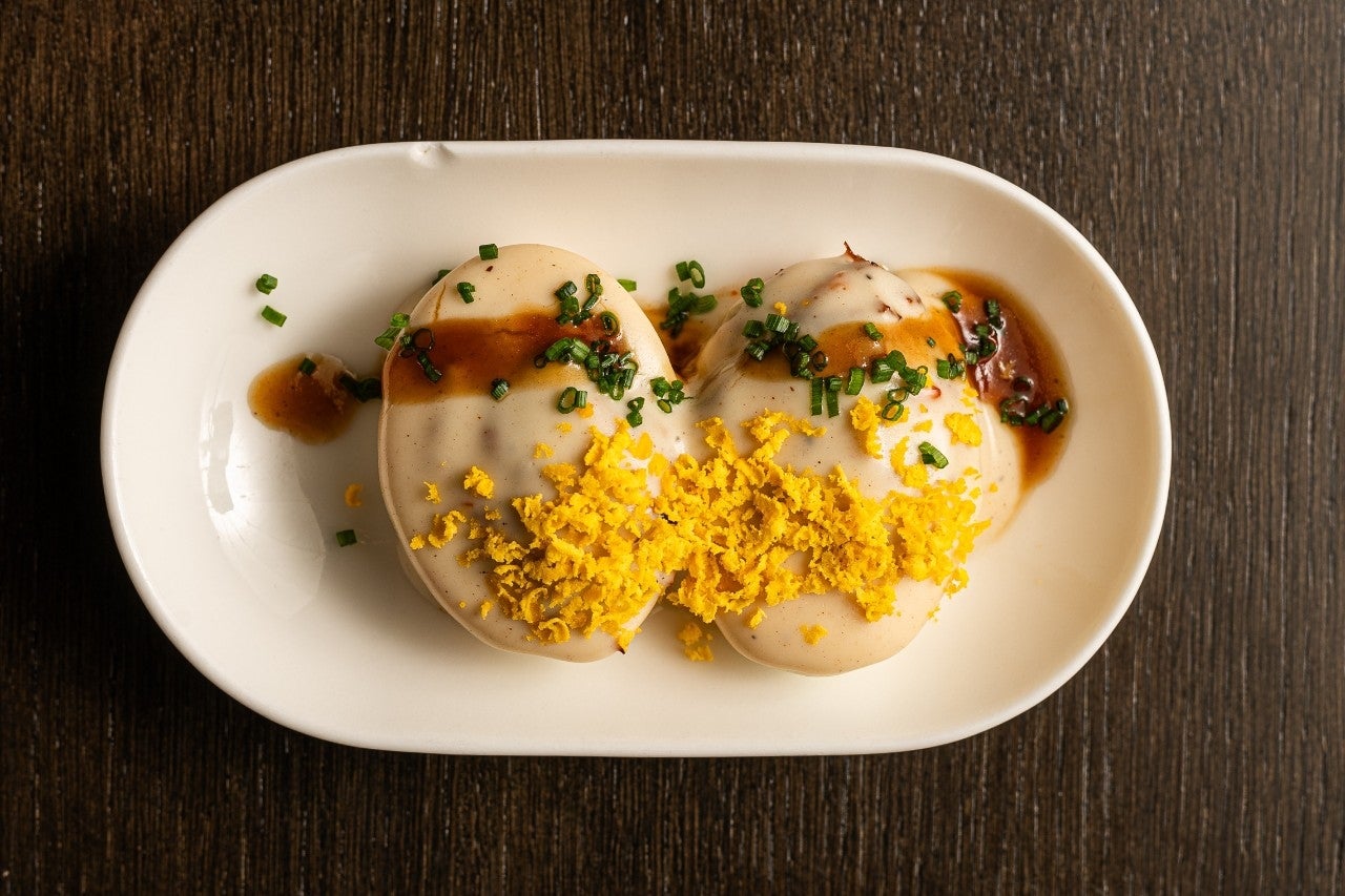 Los huevos rellenos, el plato nostálgico de moda en las cartas