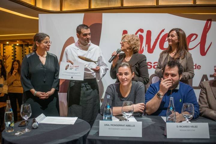Manuela Carmena entrega el premio al ganador del concurso.