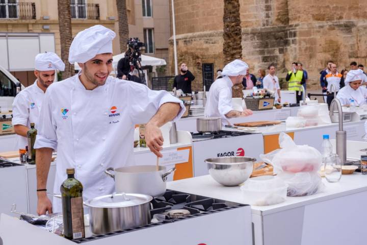 Catorce estudiantes de hostelería de toda España han demostrado su talento con un plato muy almeriense: los gurullos.