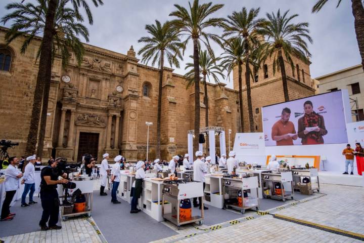 El certamen se celebró al aire libre, en la plaza de la Catedral de Almería.