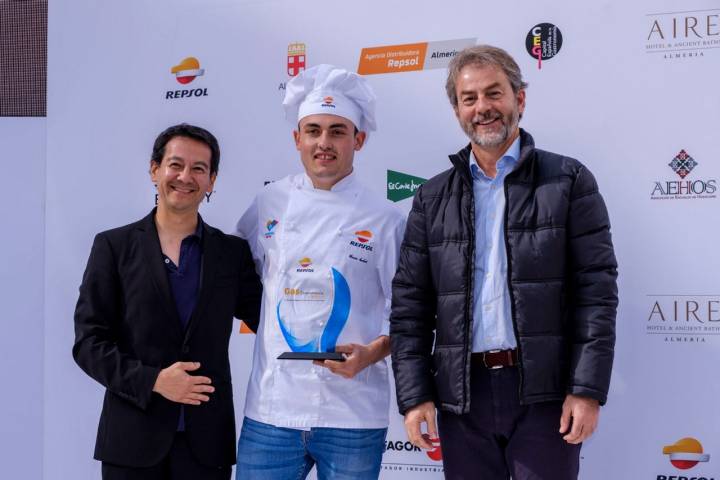 Mario Andrés Fortea, recogiendo el galardón Repsol a la Mejor Cocina Creativa con Llama junto a Pedro Shimose, responsable de Hostelería y Félix de Orduña, director comercial de GLP, ambos de Repsol.