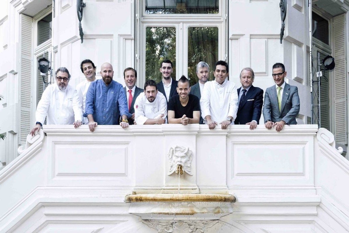 Los felices premiados posan juntos. Foto: Academia Madrileña de Gastronomía.