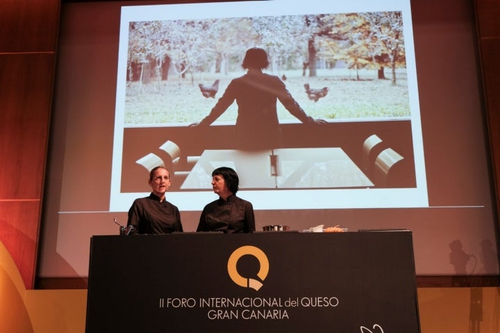 Fina Puigdevall junto a su hija, Clara Puigvert, durante su ponencia en el foro.