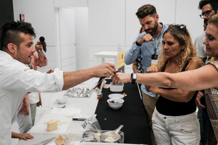 Carlos Maldonado da a probar una de sus salsas durante un taller en el foto.