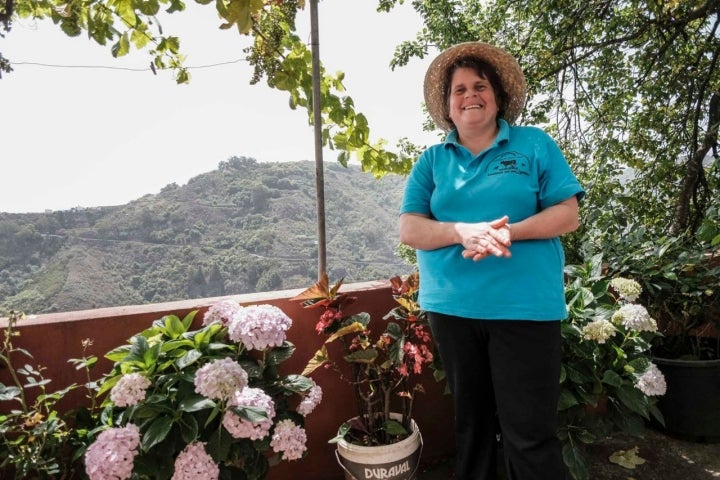 María del Carmen Montesdeoca posa bajo el emparrado de su casa, donde hace su queso.