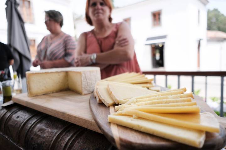 Dos queseras junto a una tabla de queso curado en Fontanales..