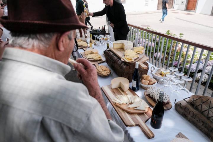 Un señor prueba un queso en una degustación en el pueblo de Fontanales.