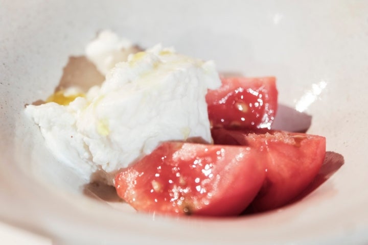 Tomate con crema de queso helado aceite y sal de Albert Adrià.