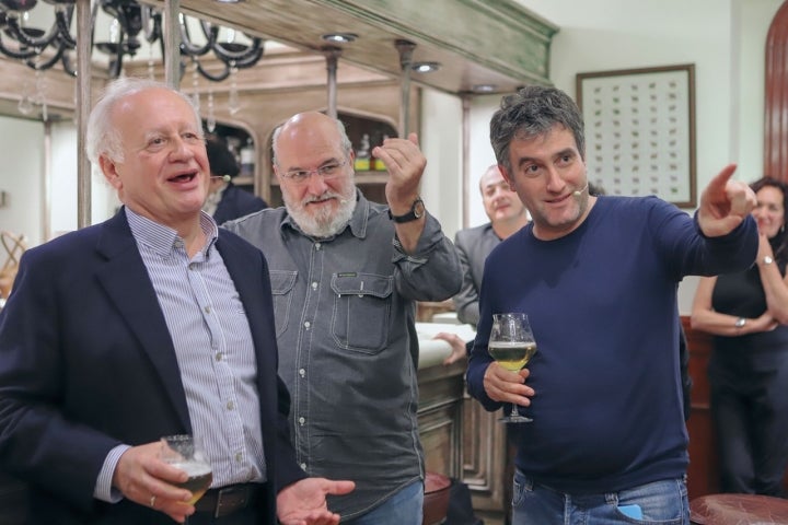 Juan Echanove, el chef Josean Alija ('Nerua', 3 Soles) y Fernando Huidobro, miembro de la Academia Andaluza de Gastronomía.