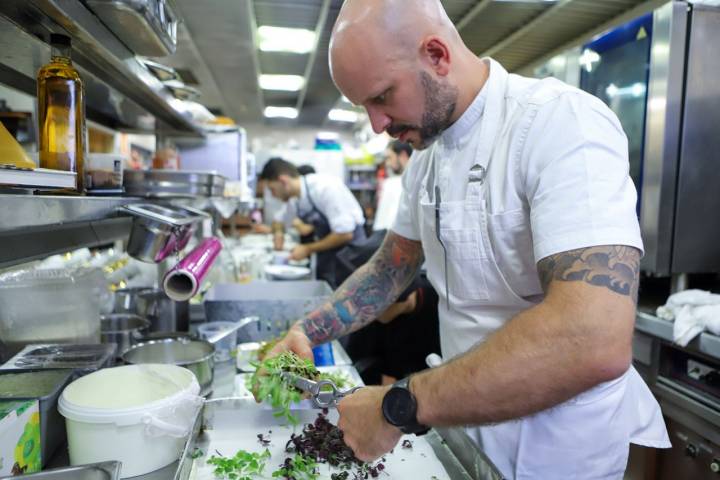 El cocinero Tomás Kalika prepara en la cocina del Hotel López de Haro su menú