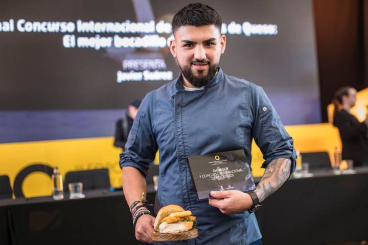Kevin Díaz, ganador del II Concurso de Bocadillos de queso