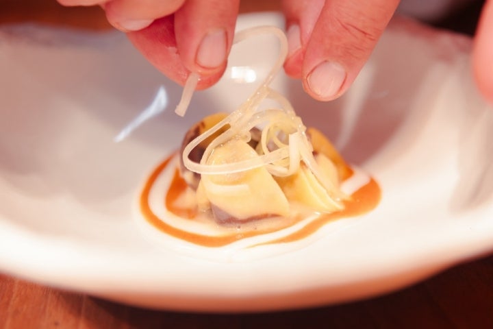 Cappelletto casero con ragú de rabo de toro y chocolate.