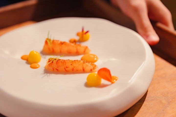 Gamba roja, emulsión de su cabeza y fruta de la pasión.