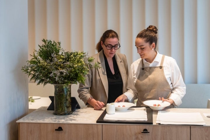 Montse Abellà oficia de jefa de sala en el restaurante ‘VelascoAbellà’ .