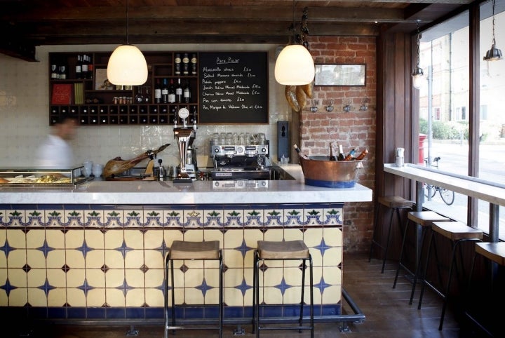 La barra del 'José Tapas Bar' podría estar en la esquina de cualquier barrio (de la España cañí). Foto: cedida.