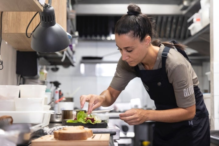 La chef en cocina.