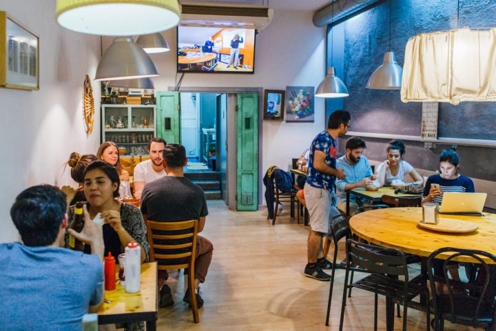 Para Musta, es tan importante que la comida sea sabrosa como que los clientes se sientan como en casa.