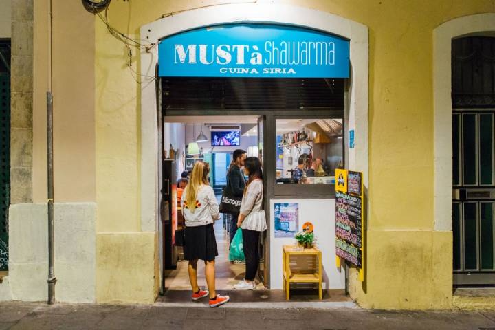 'Musta Shawarma' se encuentra en la parte baja del barrio de Gracia, muy cerca de la Casa Fuster.