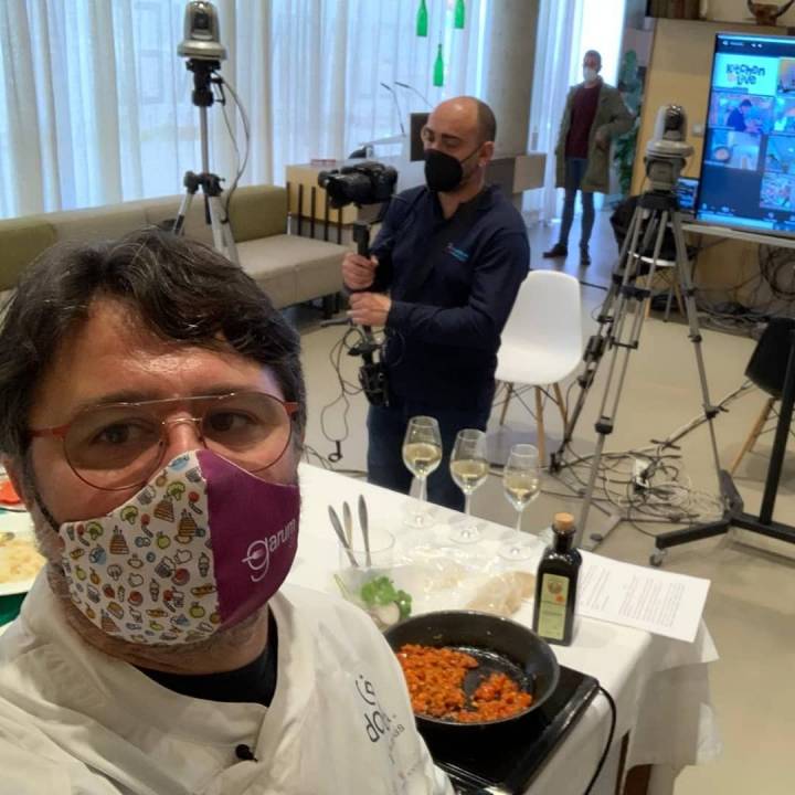 Juan Luis Santiago, del 'Garum 2.1', cocinando en directo. Foto: Facebook.