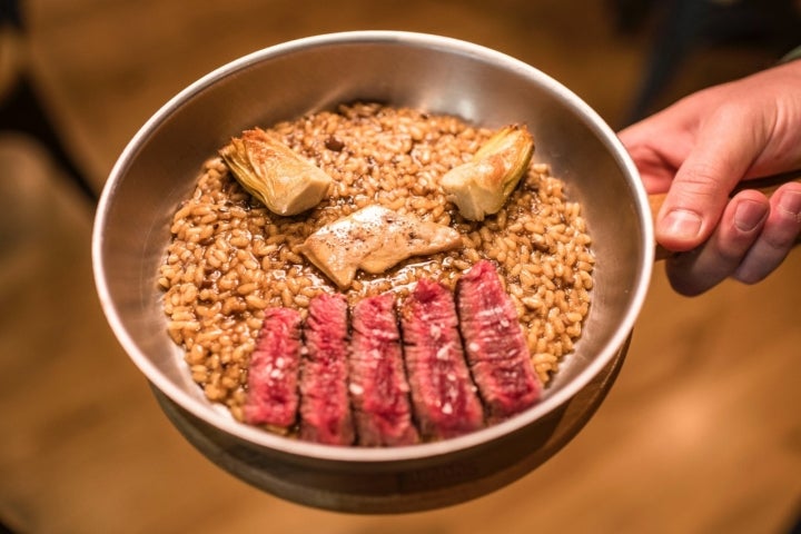 Arroz con solomillo de ternera, foie a la plancha y alcachofa confitada y frita.