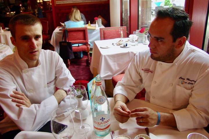 Carlos Gómez y César Mayorga en el salón de su restaurante. Foto: Lola Vico