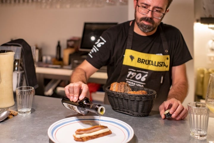 CHEF PABLO LOPEZ. Sardina Ahumada con pan y mantequilla.