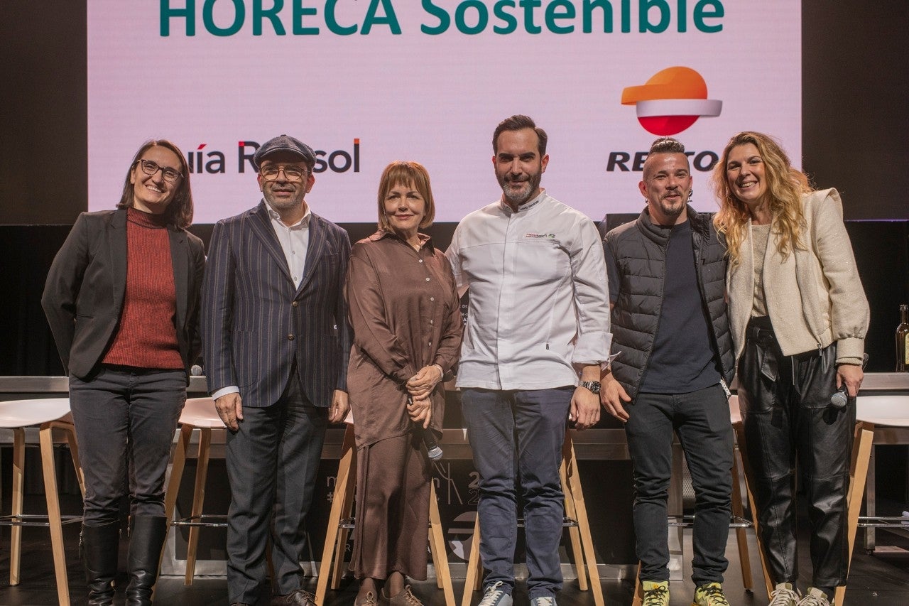 Siridia Berenguer, Directora de Desarrollo y Nuevos Negocios de Repsol, junto a los cocineros Jesús Sánchez, Mª José San Román, Mario Sandoval, Carlos Maldonado, y María Ritter, directora de Guía Repsol.