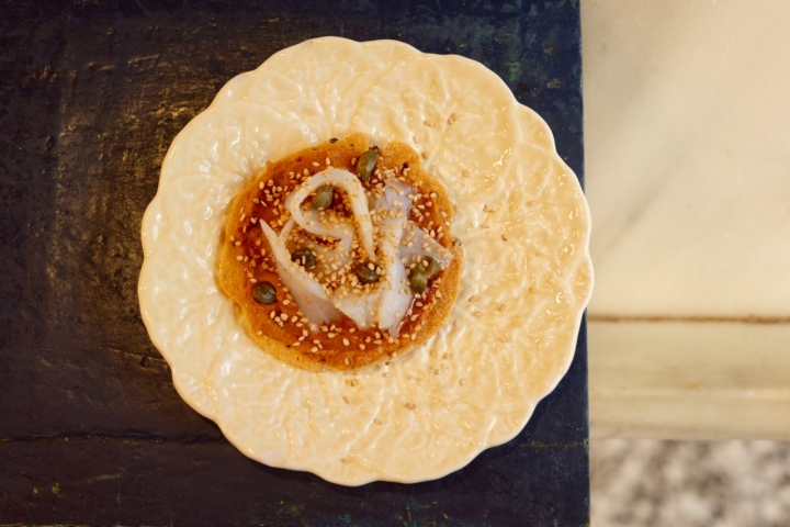 La original galleta de cañamones con bacalao ahumado y una base de paté de berenjena.
