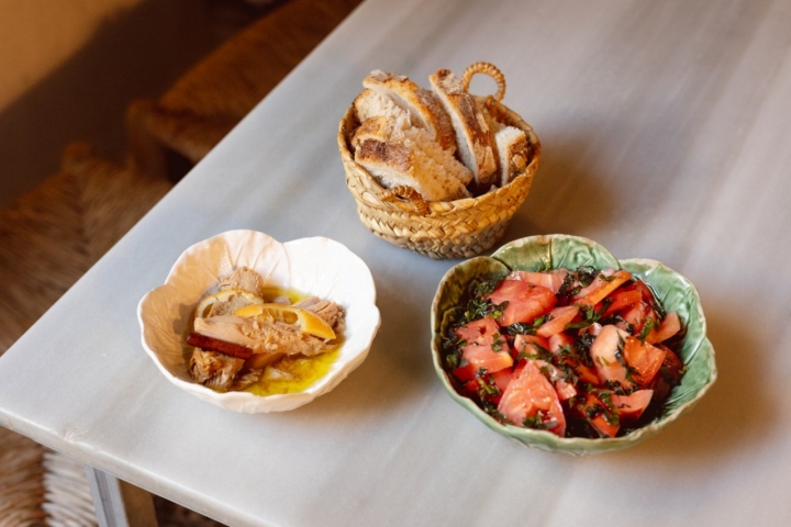 Humus con atún de canela y naranja, y los famosos tomates.