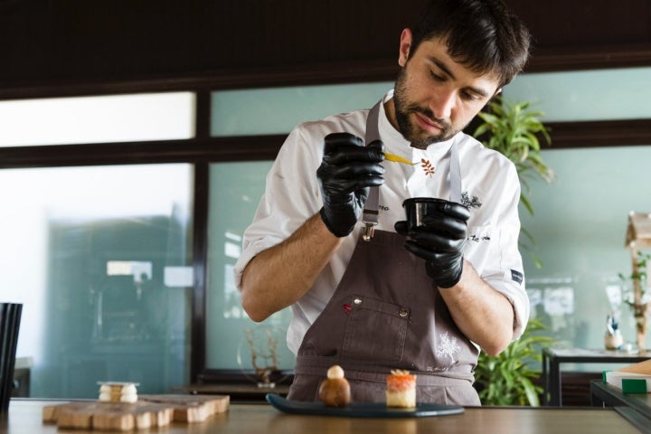 Cocinero acabando un plato en el comedor del restaurante La Era de los Nogales.