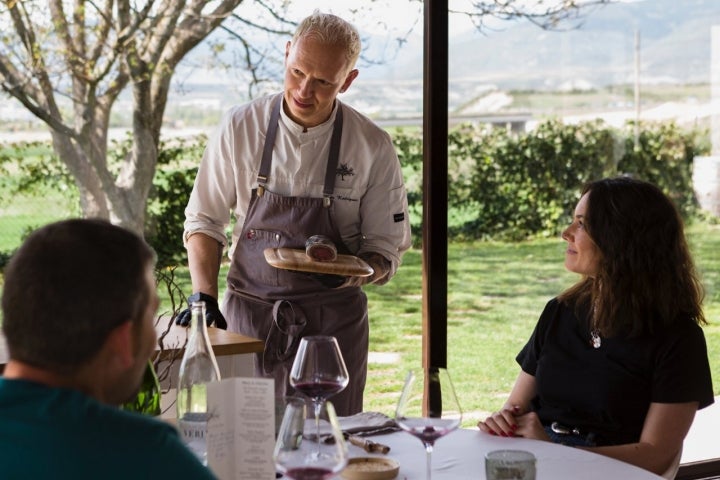 Toño Rodríguez, chef del restaurante La Era de los Nogales, presentando un plato