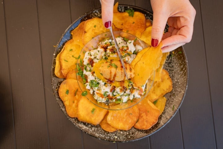 Ceviche de pescado local con chips de boniato.