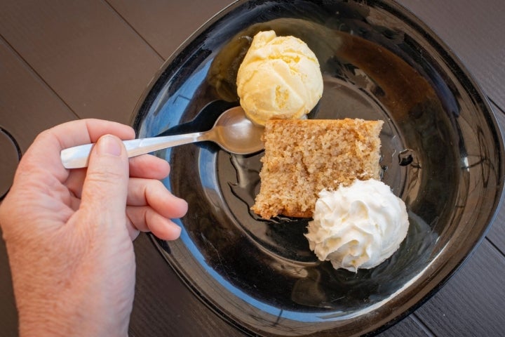 La tortilla borracha, un bizcocho jugoso en almíbar con nata y helado.