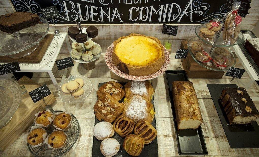 Mesa de repostería de 'La Guinda' con dulces argentinos. Foto: Garikoitz Díaz.