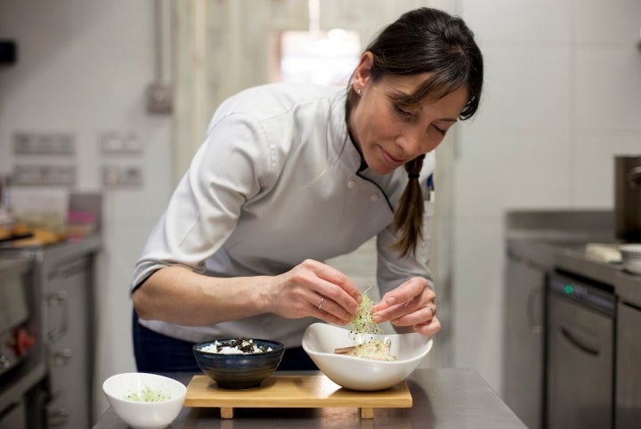 Romina Mosquera trabajando en uno de sus platos del menú que ofrece opciones para cualquier momento del día.