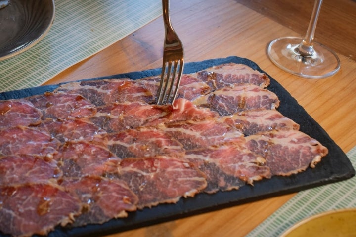 El carpaccio de presa, un bocado infalible para carnívoros.