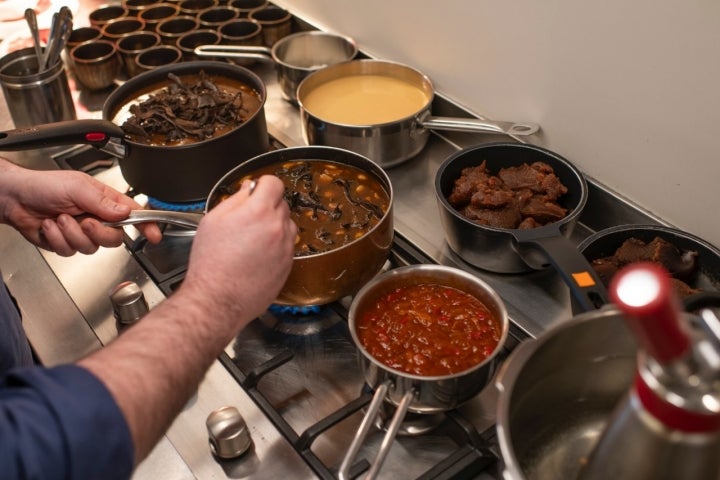 Las cocina se llena de cazuelas, aromas y sabor.