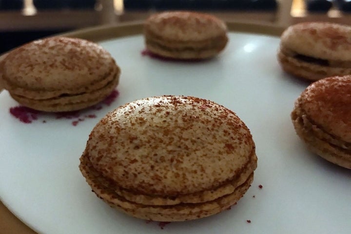 Arrancamos el menú con un Macaron de pimentón y Torta del Casar, servido en la bodega.