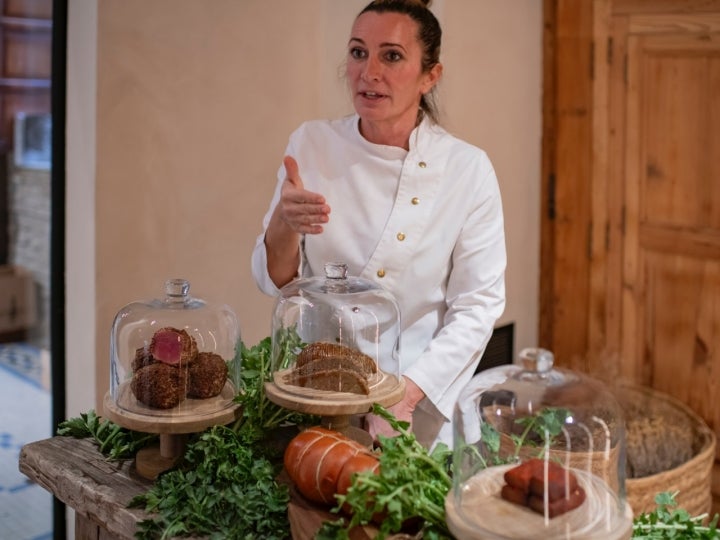 Begoña Rodrigo con sus embutidos vegetales que aún está ultimando. 