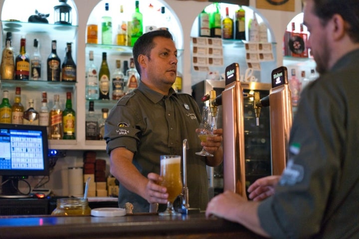 Luis Miguel se encarga de la sala.