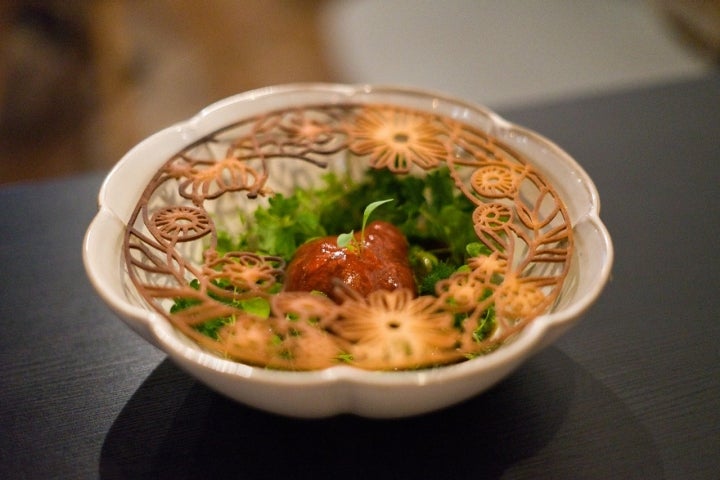Ensalada templada de escabeche de morcillo de IGP Ternera de Extremadura y hojas silvestres.