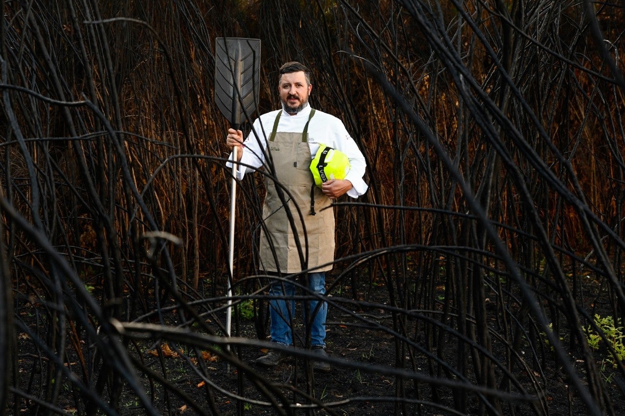 Anxo es cocinero, pero es también voluntario en protección civil.