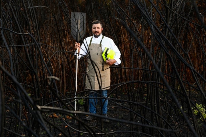 Anxo es cocinero, pero es también voluntario en protección civil.