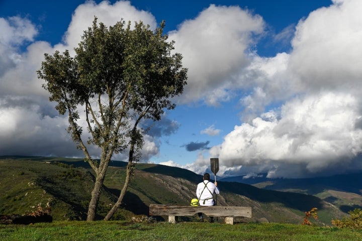 Anxo frente a los montes que fueron afectados por las llamas.